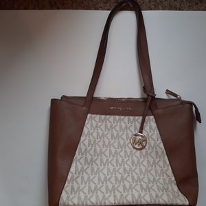 Michael Kors Maddie MD Ew Top Zip Tote Bag Vanilla Saffiano Leather 38H9CN2T2B